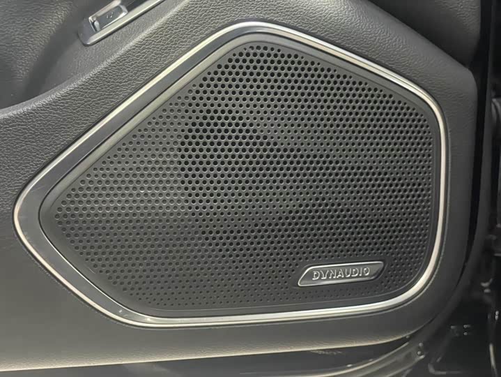 Фото 9 - Hongqi H5