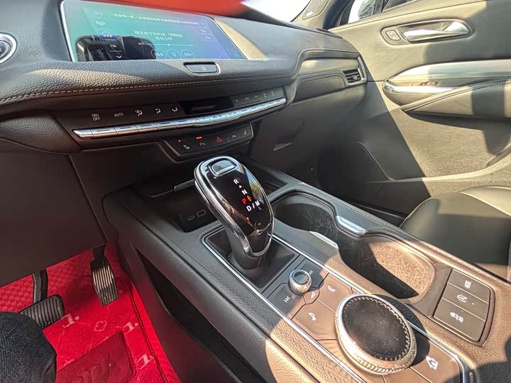 Фото 9 - Cadillac XT4