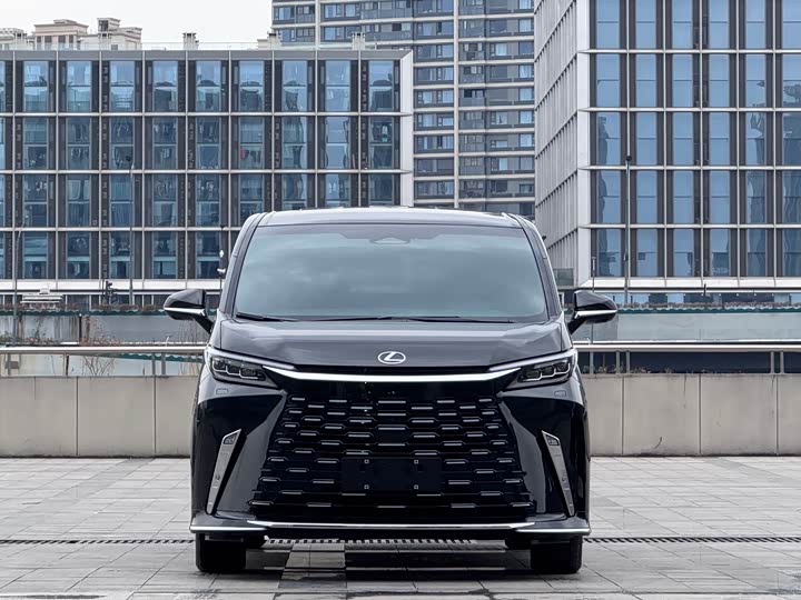 Фото 1 - Lexus LM