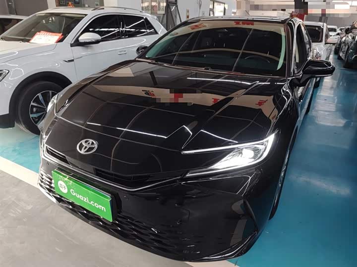 Фото 2 - Toyota Camry