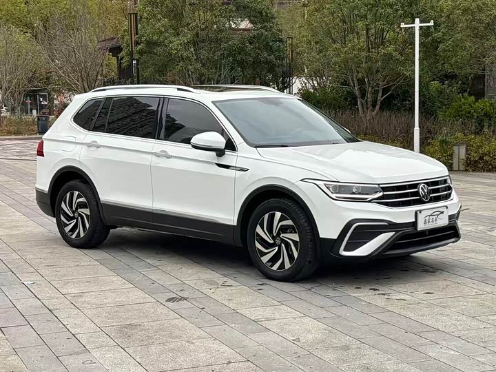 Фото 3 - Volkswagen Tiguan L Pro