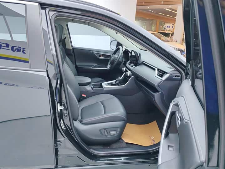 Фото 8 - Toyota RAV4