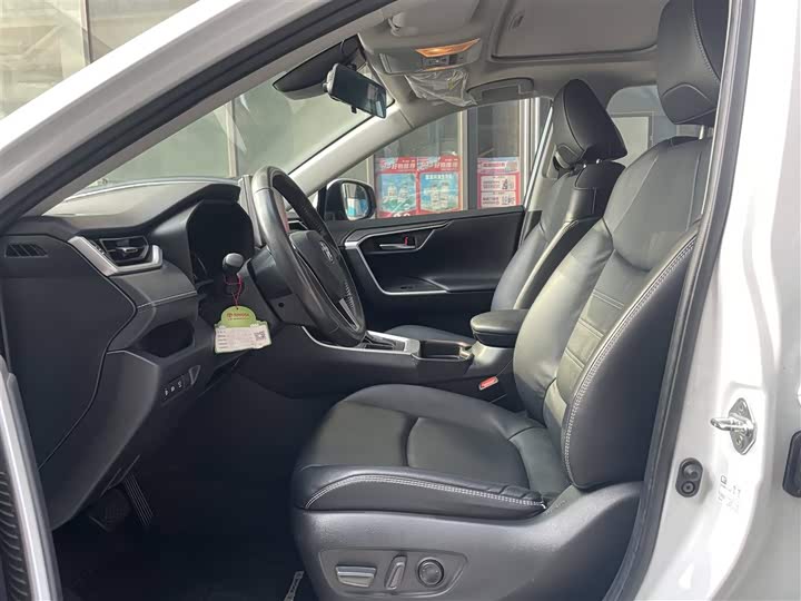 Фото 4 - Toyota RAV4