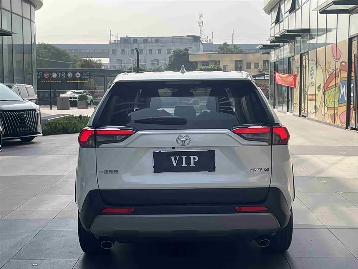 Фото 8 - Toyota RAV4