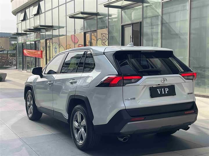 Фото 9 - Toyota RAV4