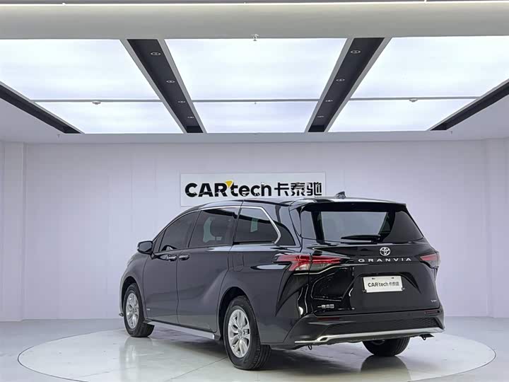 Фото 3 - Toyota Granvia