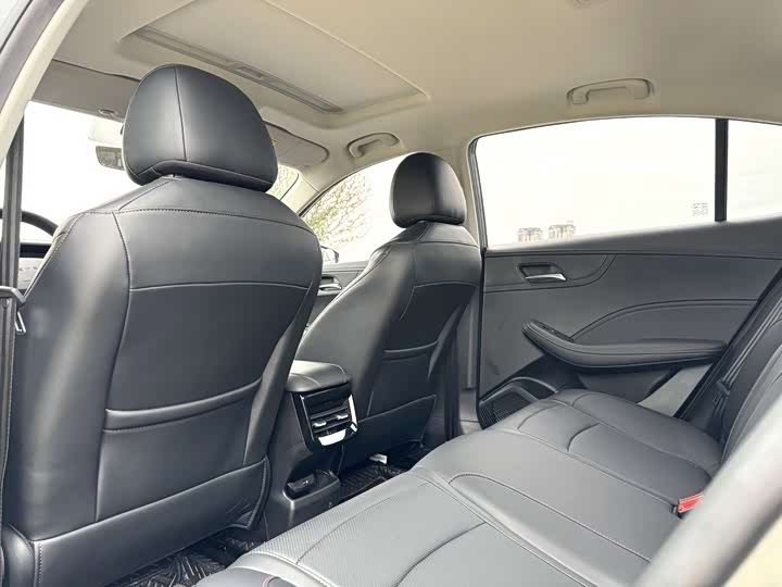 Фото 8 - Roewe i5