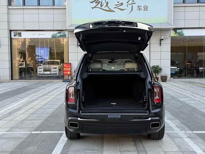 Фото 9 - Rolls-Royce Cullinan