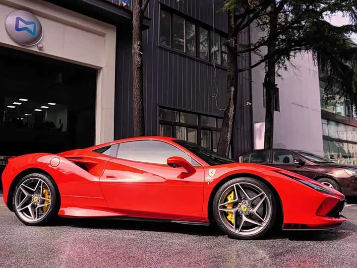 Фото 2 - Ferrari F8