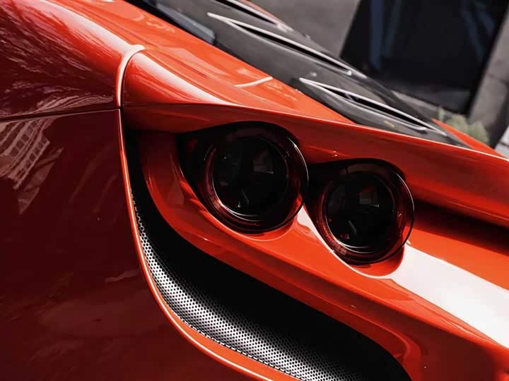 Фото 8 - Ferrari F8