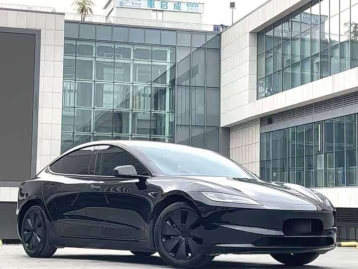 Фото 3 - Tesla Model 3