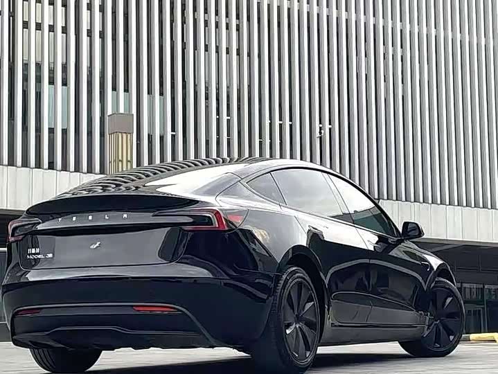 Фото 9 - Tesla Model 3