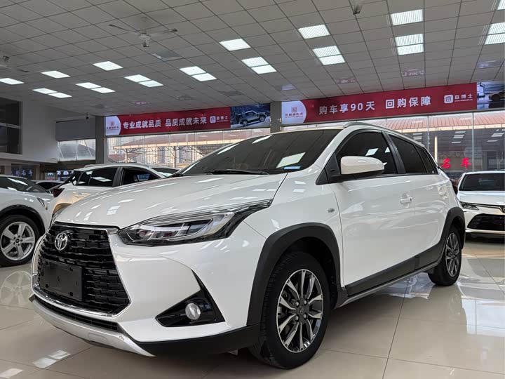 Фото 1 - Toyota Yaris L Hatchback