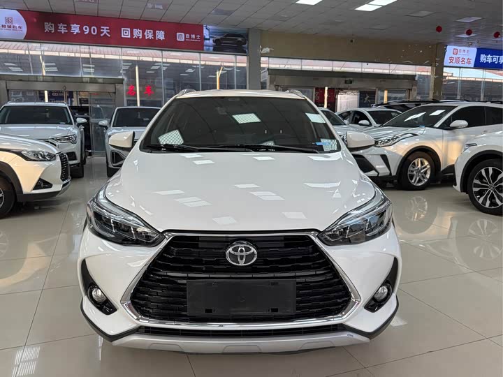 Фото 2 - Toyota Yaris L Hatchback