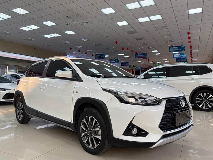 Фото 3 - Toyota Yaris L Hatchback