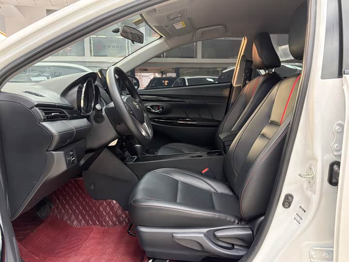 Фото 4 - Toyota Yaris L Hatchback