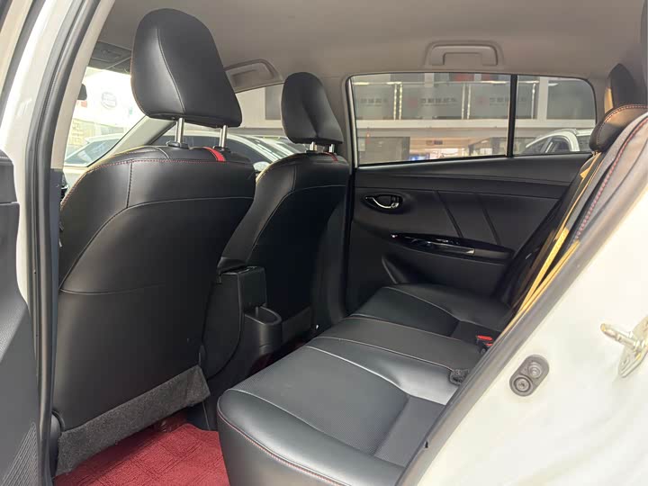 Фото 5 - Toyota Yaris L Hatchback