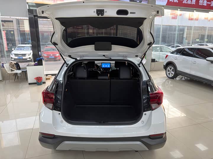 Фото 9 - Toyota Yaris L Hatchback