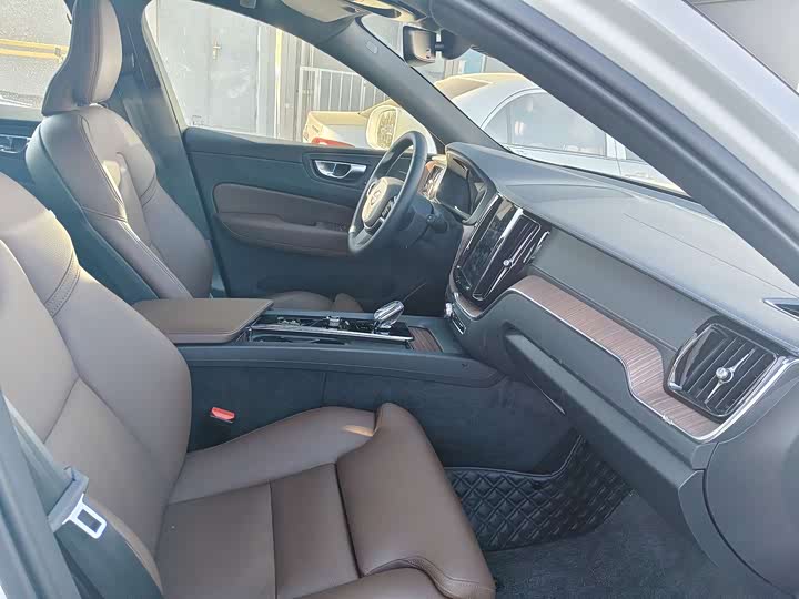 Фото 4 - Volvo XC60