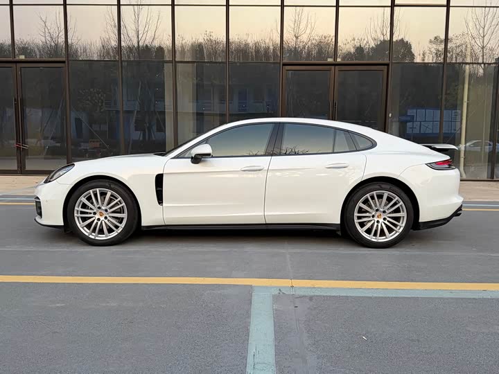 Фото 3 - Porsche Panamera