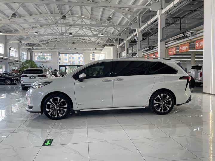 Фото 2 - Toyota Granvia