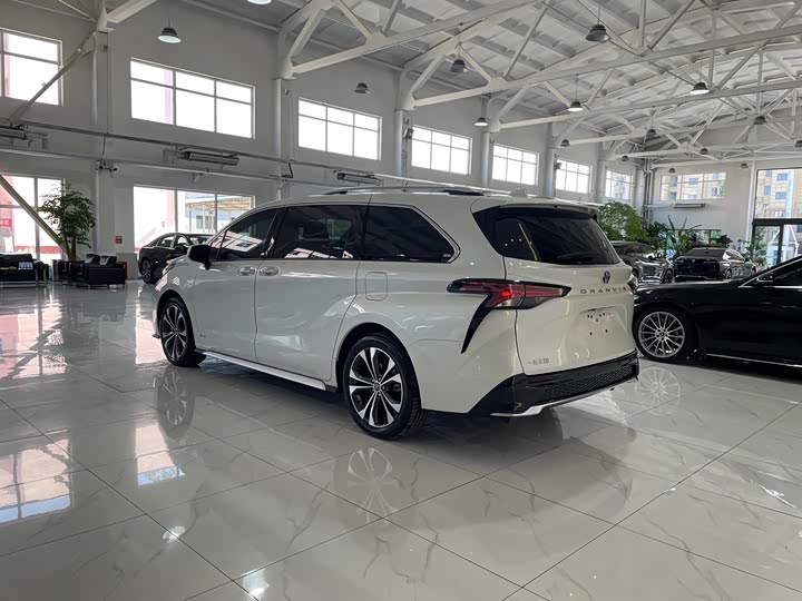 Фото 3 - Toyota Granvia