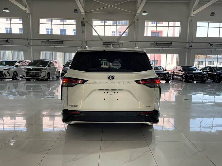 Фото 4 - Toyota Granvia