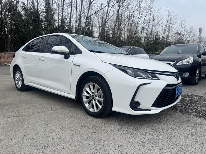 Фото 2 - Toyota Corolla