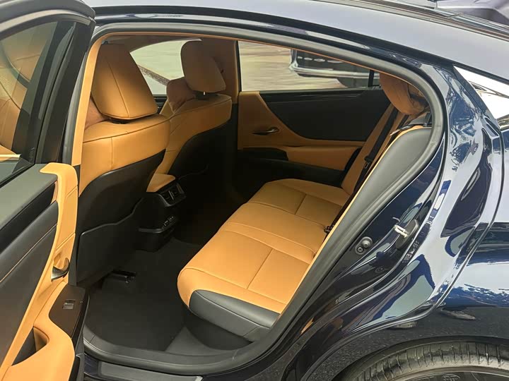 Фото 5 - Lexus ES