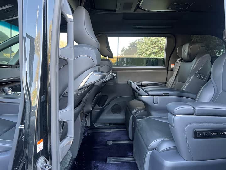 Фото 7 - Lexus LM