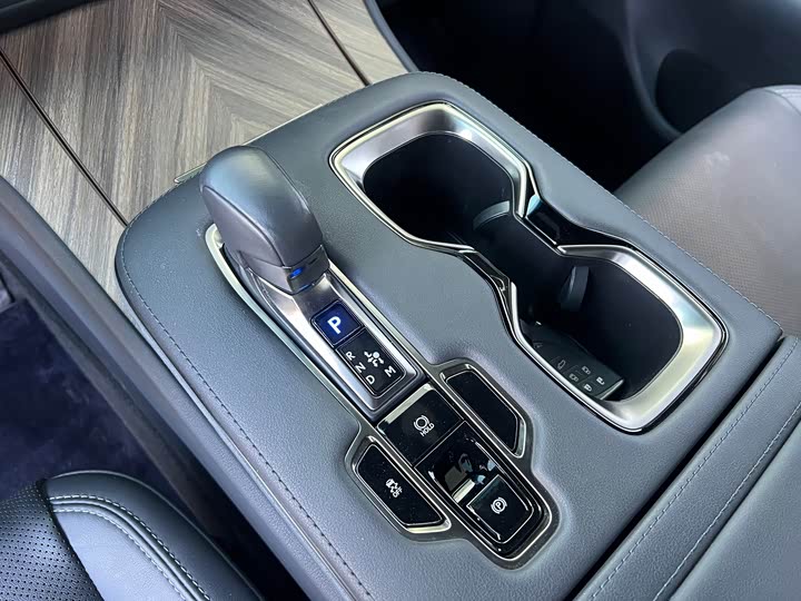 Фото 9 - Lexus LM