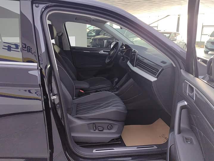 Фото 8 - Volkswagen Tiguan L Pro