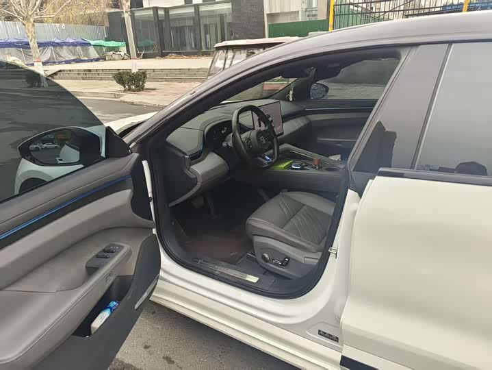 Фото 9 - Zeekr 001