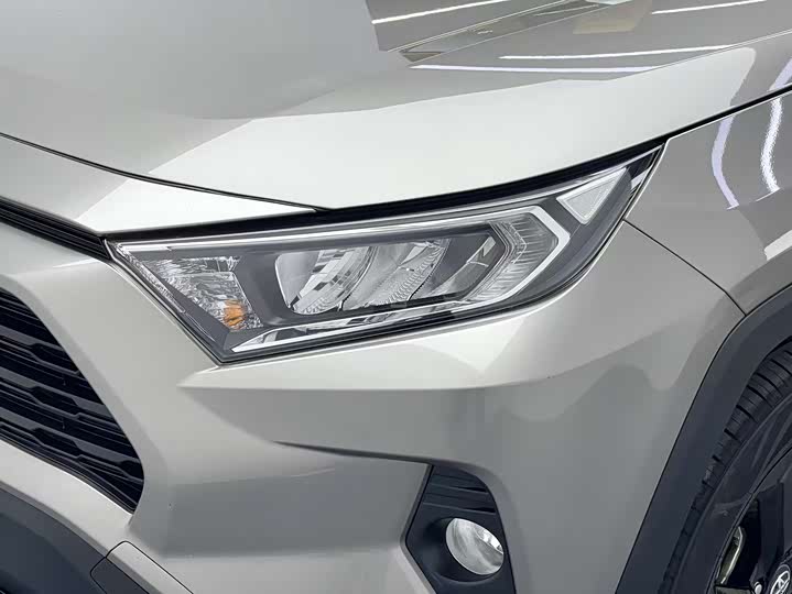 Фото 8 - Toyota RAV4