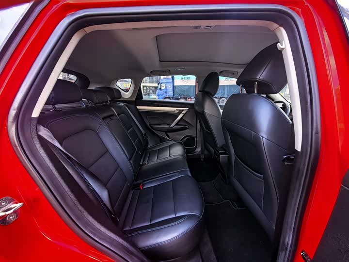 Фото 7 - Geely Coolray Hybrid