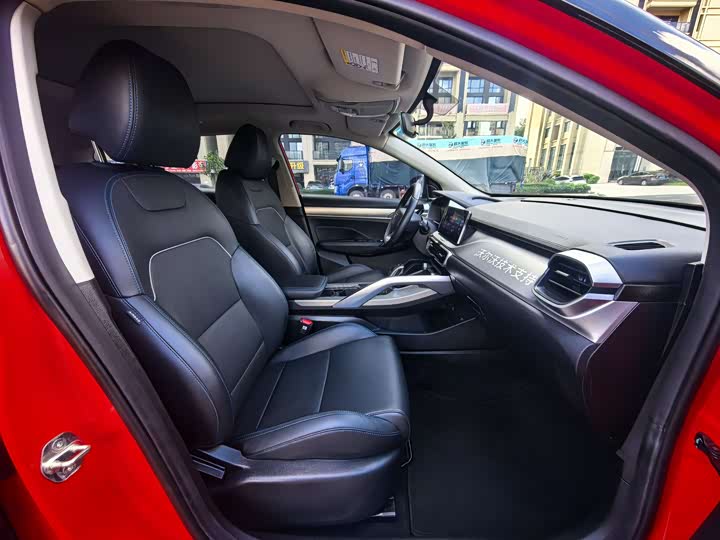 Фото 9 - Geely Coolray Hybrid