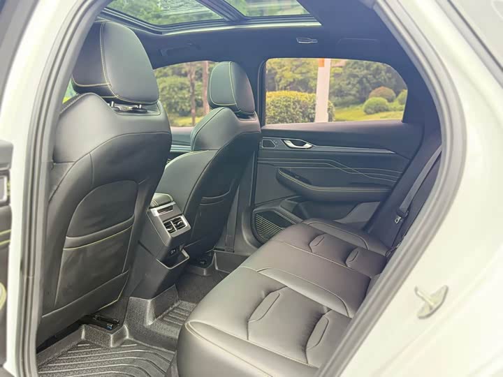 Фото 9 - Geely Preface