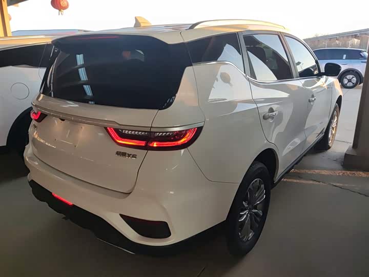 Фото 7 - Geely Vision X6