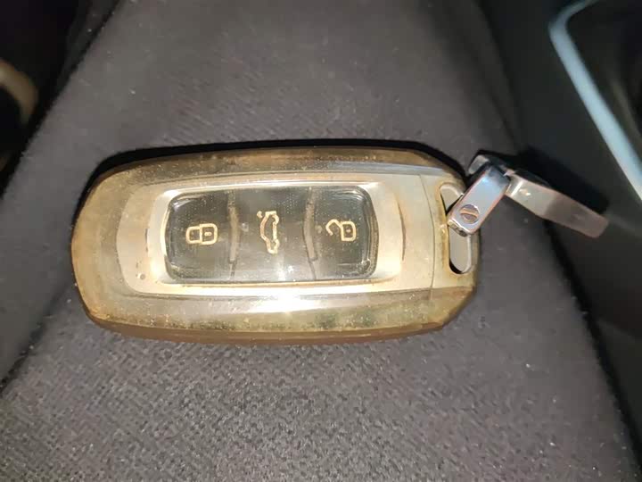 Фото 9 - Geely Vision X6