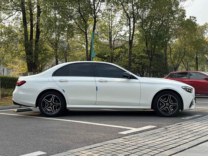 Фото 4 - Mercedes-Benz E-Class