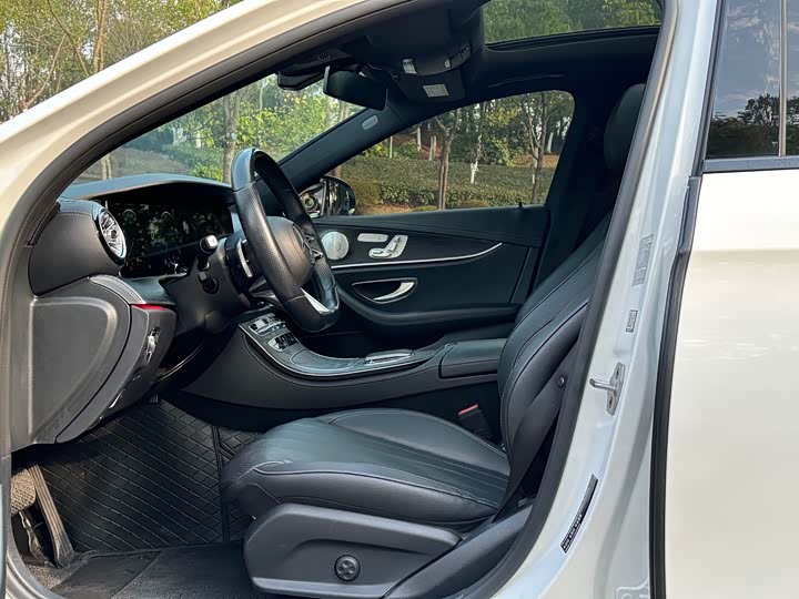 Фото 8 - Mercedes-Benz E-Class