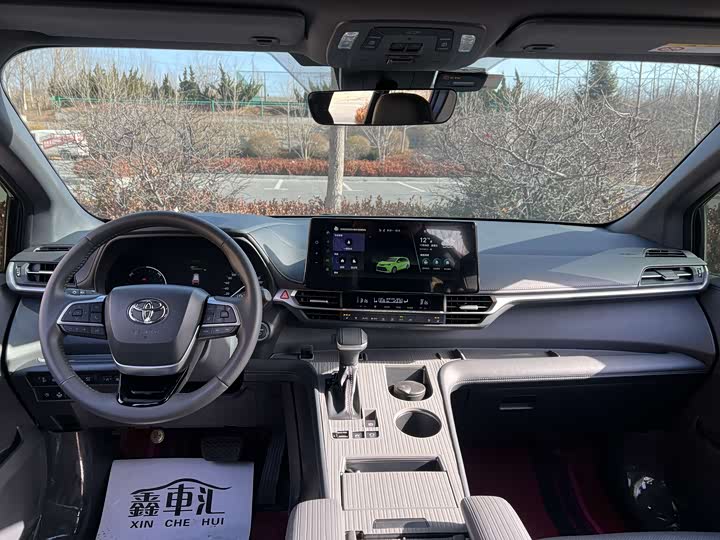 Фото 7 - Toyota Sienna