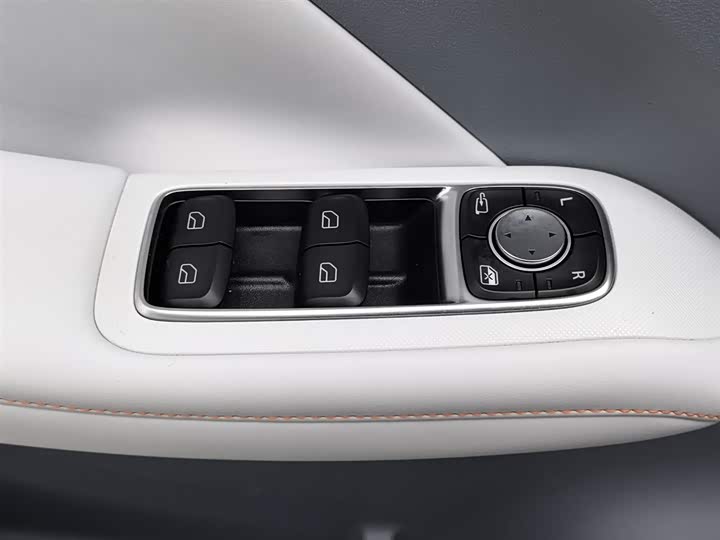 Фото 9 - MG Motor 4 EV