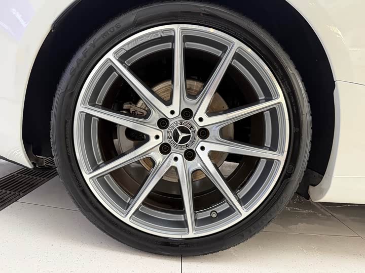 Фото 7 - Mercedes-Benz E-Class