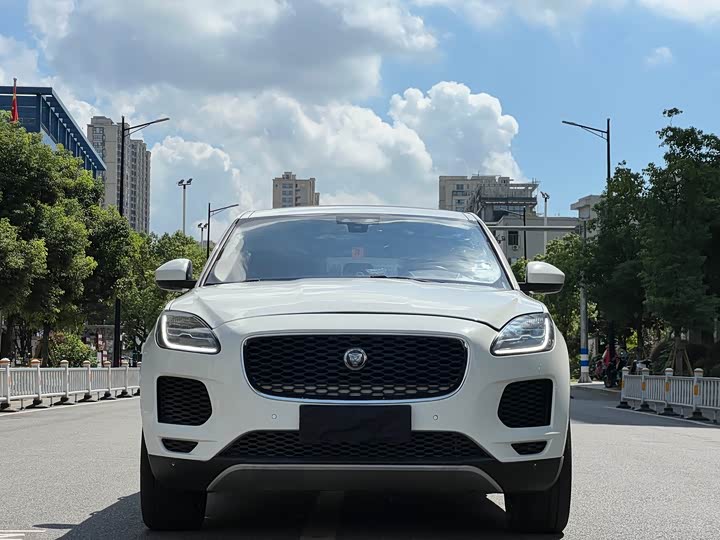 Фото 2 - Jaguar E-Pace