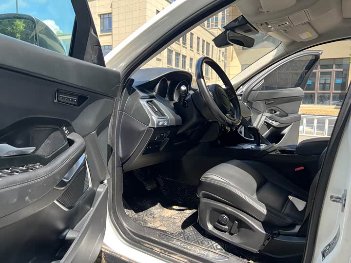 Фото 8 - Jaguar E-Pace