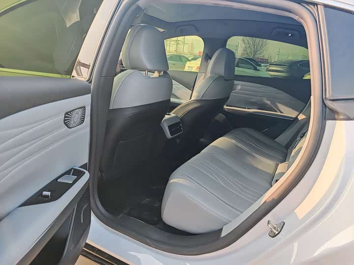 Фото 7 - Geely Galaxy E8