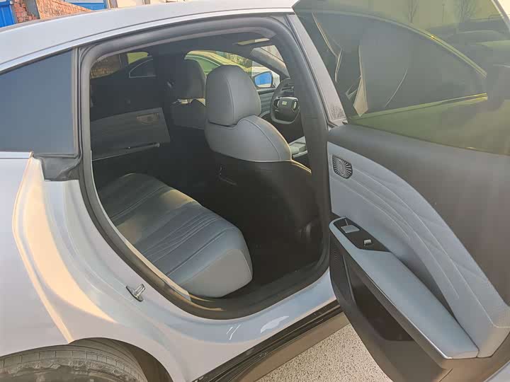 Фото 9 - Geely Galaxy E8