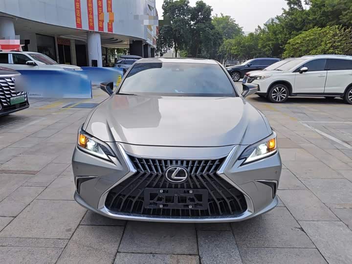 Фото 3 - Lexus ES