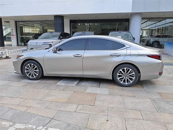 Фото 5 - Lexus ES